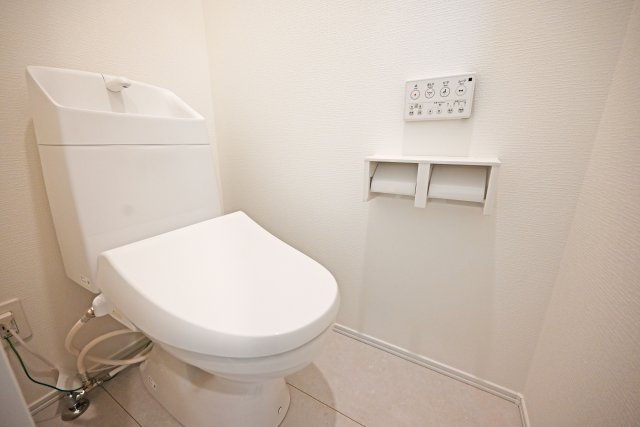 ハートフルタウン野中南1丁目新築一戸建て│3SLDK+並列駐車2台可のトイレ|2階にもお手洗いがあるため、家族が重なる朝の時間帯も便利です。
