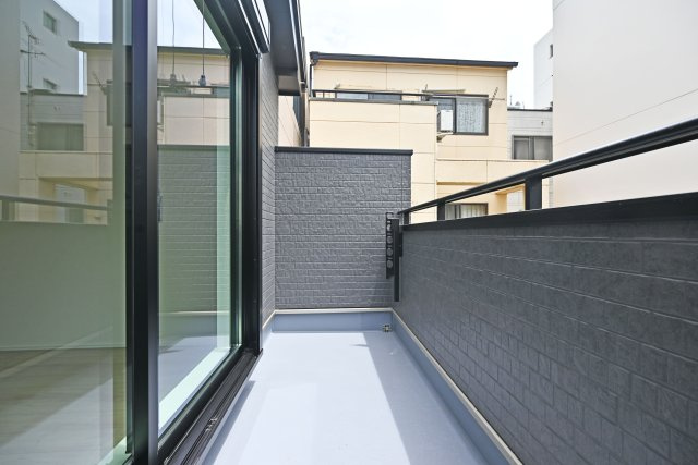 ハートフルタウン野中南1丁目新築一戸建て│3SLDK+並列駐車2台可のバルコニー|たっぷりの陽光が差し込む南東向きの住まいです。