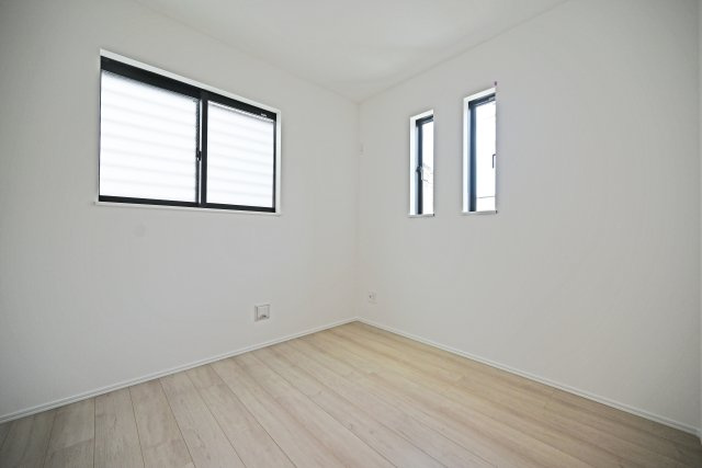 ハートフルタウン野中南1丁目新築一戸建て│3SLDK+並列駐車2台可の子供部屋|洋室約4.5帖
子ども部屋に適した広さがあり、学習机やベッドもゆったりとレイアウトできます。
