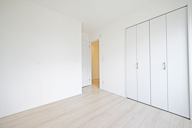ハートフルタウン野中南1丁目新築一戸建て│3SLDK+並列駐車2台可の収納|収納力のあるクローゼットで、上部棚には収納ボックスを使って季節物も整理できます。