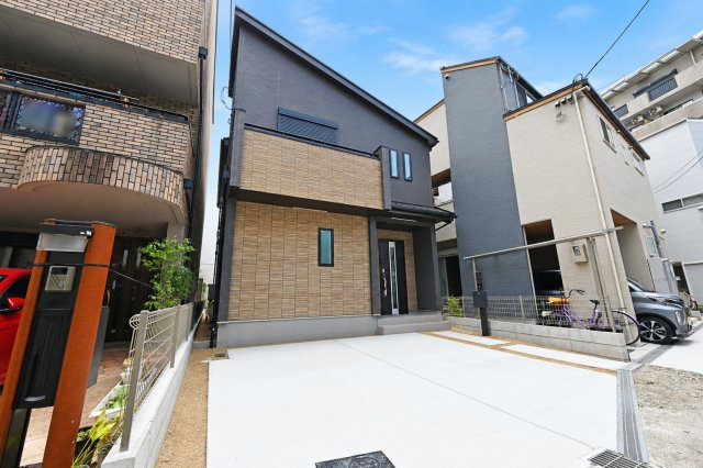 ハートフルタウン野中南1丁目新築一戸建て│3SLDK+並列駐車2台可の外観|近隣に小・中学校が揃っており、お子さまの毎日の通学も安心です。通学時間の負担を軽減できるため、子育て世帯にも嬉しい住環境です。