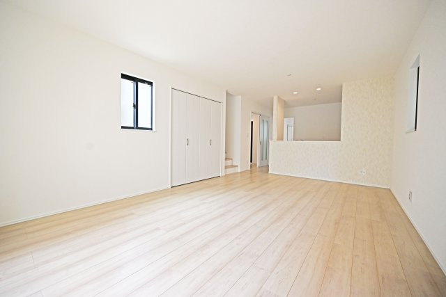 ハートフルタウン野中南1丁目新築一戸建て│3SLDK+並列駐車2台可の居間・リビング|LDK約18帖
キッチンとリビングに一体感を持たせ、家族のコミュニケーションがとりやすい設計です。