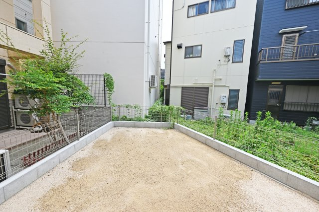 ハートフルタウン野中南1丁目新築一戸建て│3SLDK+並列駐車2台可の庭|敷地内にお庭があり、ガーデニングや家庭菜園にも最適な環境です。ご家族でのお庭時間も楽しめます。