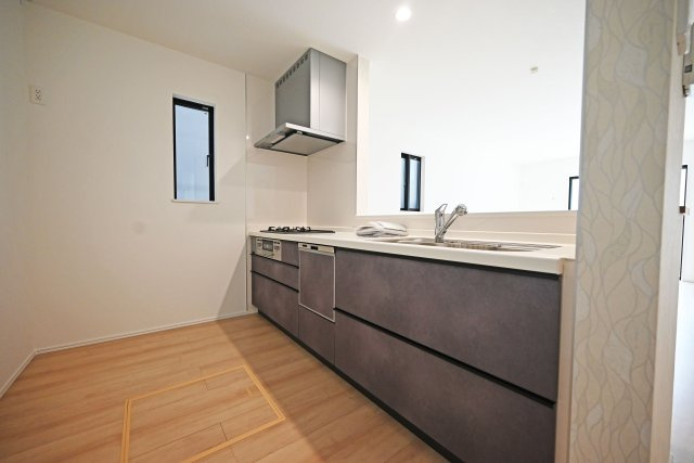 ハートフルタウン野中南1丁目新築一戸建て│3SLDK+並列駐車2台可のキッチン|収納力のあるシステムキッチンで、白い壁紙との相性も良く、キッチンがより引き立って見えます。