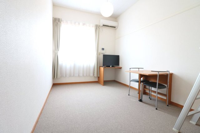 【居間・リビング】 | レオパレス曽我部 | 当社人気のロフトタイプ！開放的なお部屋が好きな人へ