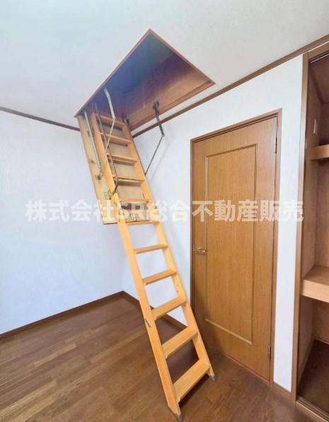 長堂1丁目中古戸建の洋室|弊社は中古戸建のご紹介、その後のリフォームのご提案、
賃貸物件のご紹介、すべてご対応可能です。
お客様にあったプランをご提案致します。
まずはお問合せ下さいませ。