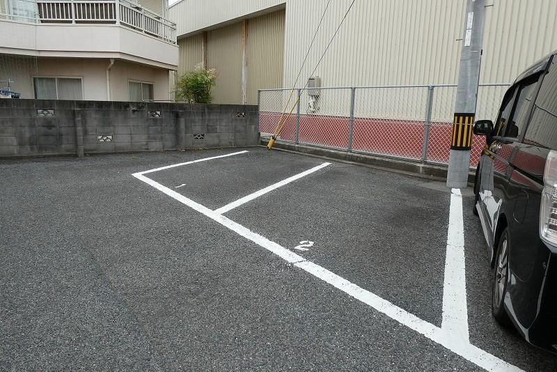コーポラス円山A棟の駐車場