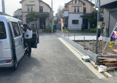 【前面道路含む現地写真】 | 上壱分方町新築戸建 | 住宅用の土地では前面道路に2m以上接していなければならないと法律で定められています。しかし、お持ちの車のサイズやライフスタイルなどにより、2mでは利便が悪い場合もございますので、事前に確認しましょう。