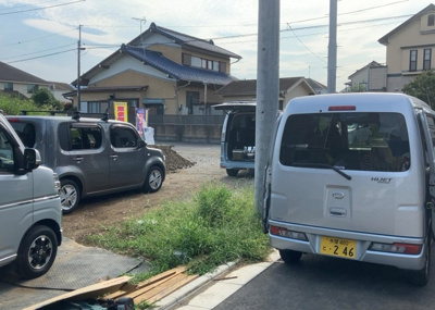 【前面道路含む現地写真】 | 上壱分方町新築戸建 | お持ちの車種によっては前面道路が広い方が便利でしょう。しかし、前面道路が広ければその分交通量が多くなるため、騒音などが気になる場合があります。実際に現地を見学し、周辺交通量や騒音などを確認しましょう！