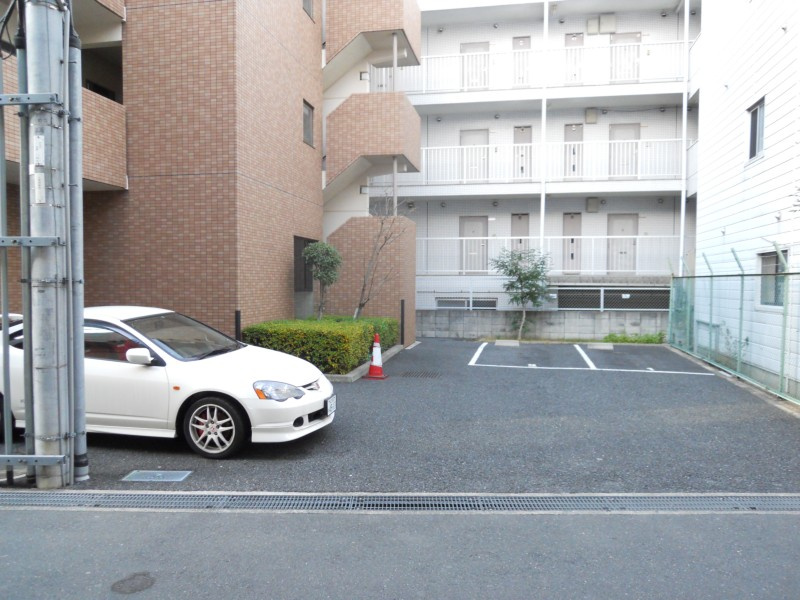 フロンツォーネの駐車場