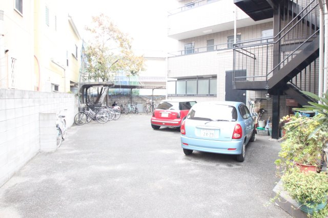 グローバルエイシンの駐車場