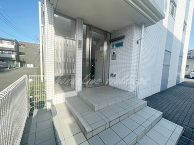 横浜市港北区新羽町の賃貸マンションのエントランス