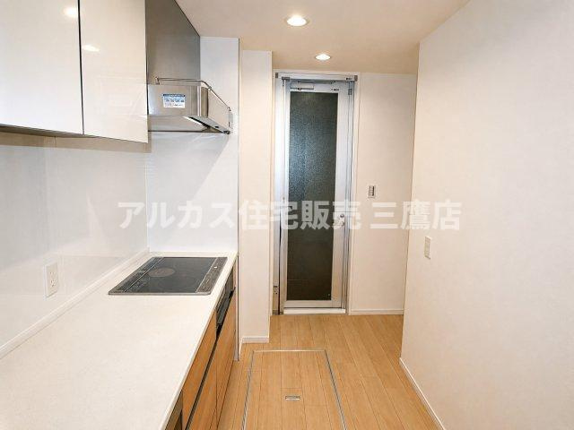 LAYERS HOUSE 杉並善福寺川公園のキッチン|勝手口を設置し、ゴミ出しや換気にも便利な機能的で使いやすいキッチン空間。