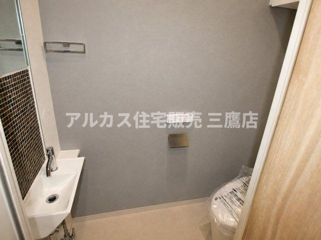 LAYERS HOUSE 杉並善福寺川公園のトイレ|モザイクタイルと手洗いボウルがアクセントになった、スタイリッシュな手洗いカウンター付きトイレ。