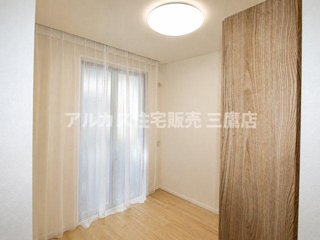LAYERS HOUSE 杉並善福寺川公園の洋室|大きな窓からやわらかな光が差し込む、明るく落ち着いた印象の居室空間。