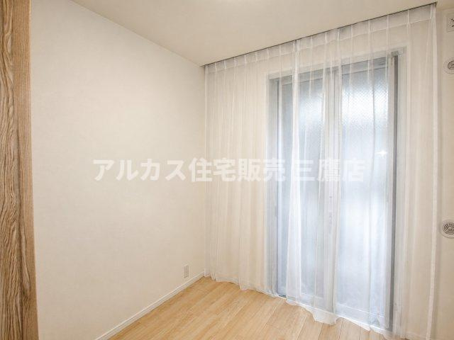 LAYERS HOUSE 杉並善福寺川公園の洋室|白を基調とした壁面とナチュラルなフローリングが心地よい、シンプルな洋室。