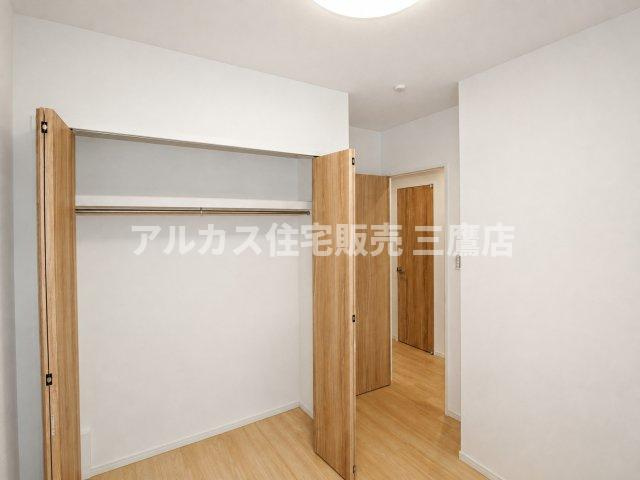 LAYERS HOUSE 杉並善福寺川公園の洋室|安全面に配慮された手すりと、木の温もりを感じられる美しい階段スペース。