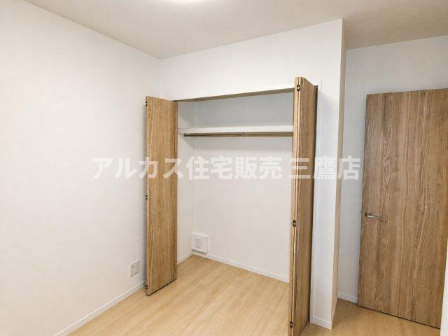 LAYERS HOUSE 杉並善福寺川公園の収納|折り戸タイプで開閉しやすく、お部屋をすっきり保てる機能的な収納スペース。