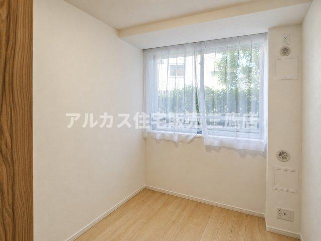 LAYERS HOUSE 杉並善福寺川公園の洋室|温もりある木目調のフローリングとシンプルな壁面が調和した、落ち着きのある居室。