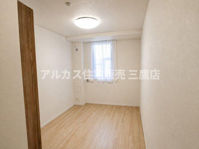LAYERS HOUSE 杉並善福寺川公園の洋室|安全面に配慮された手すりと、木の温もりを感じられる美しい階段スペース。