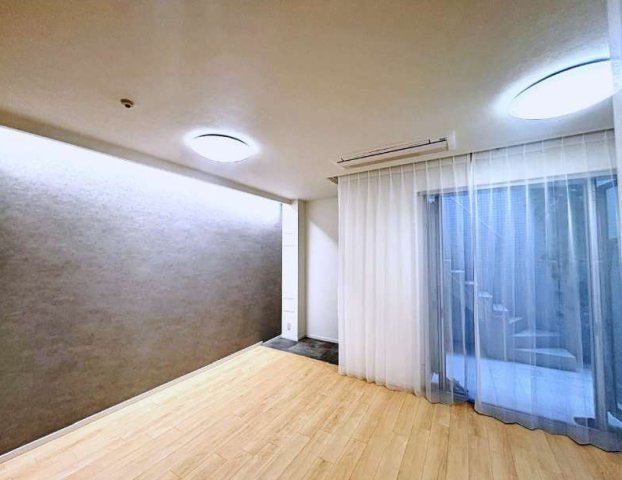 ＬＡＹＥＲＳ　ＨＯＵＳＥ杉並善福寺川公園の居間・リビング
