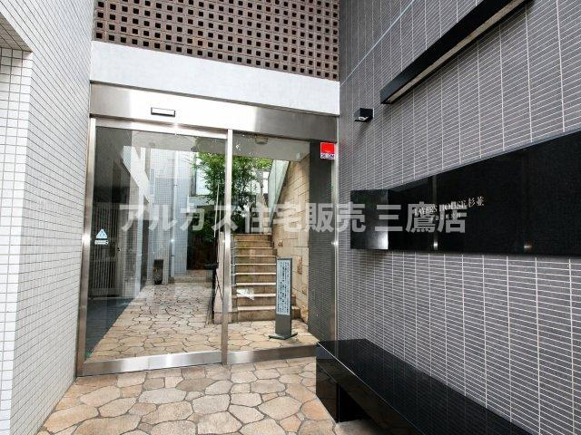 LAYERS HOUSE 杉並善福寺川公園のエントランス|シックなタイルの装飾と洗練された館銘板が迎える、高級感のあるマンションアプローチ。