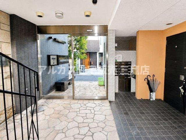 LAYERS HOUSE 杉並善福寺川公園の居間・リビング|テラスと一続きの開放感を楽しめる、光と風が心地よく通り抜けるリビングダイニング。
