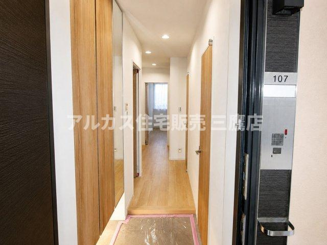 LAYERS HOUSE 杉並善福寺川公園の居間・リビング|階段下のスペースまで無駄なく活用された、生活動線に配慮した見通しの良い間取り。
