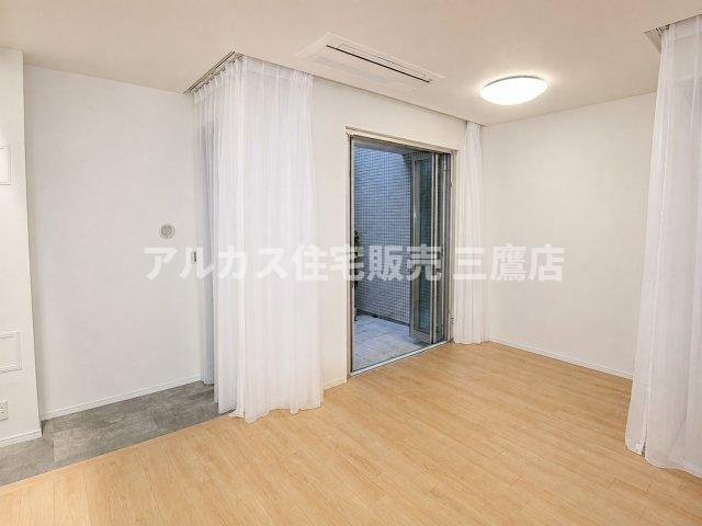 LAYERS HOUSE 杉並善福寺川公園のキッチン|食洗機やIHクッキングヒーターを備えた、木目調扉が美しいシステムキッチン。