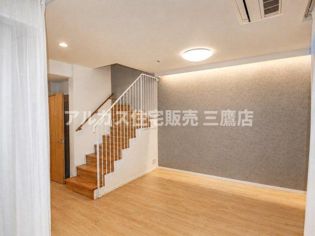 LAYERS HOUSE 杉並善福寺川公園のキッチン|食洗機やIHクッキングヒーターを備えた、木目調扉が美しいシステムキッチン。