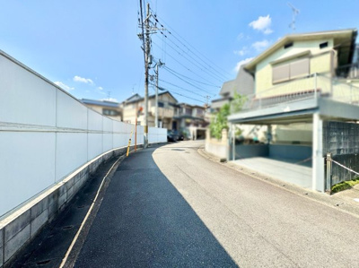 【前面道路含む現地写真】 | 宇治市莵道西隼上り　土地 | 前道幅員約6.0ｍ、間口約9.0ｍのゆったりとした広さで駐車が苦手な方も安心です。
