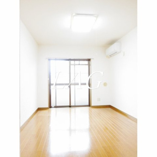 【居間・リビング】 | フローレンス | 洋室のお部屋です。