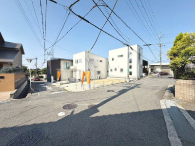 【外観】 | 深阪３丁　新築戸建 | 【並列に駐車２台可能】セカンドカーや来客時にも安心！広々駐車スペースはママやお子様の自転車も停められますね♪