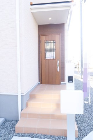 郡山市安積荒井3丁目　　　２号棟　　　安積第１小学校、安積中学区　の玄関