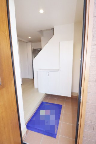 郡山市安積荒井3丁目　　　２号棟　　　安積第１小学校、安積中学区　の玄関