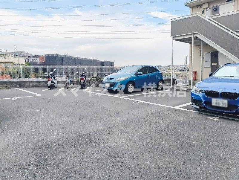 メゾンアリストの駐車場