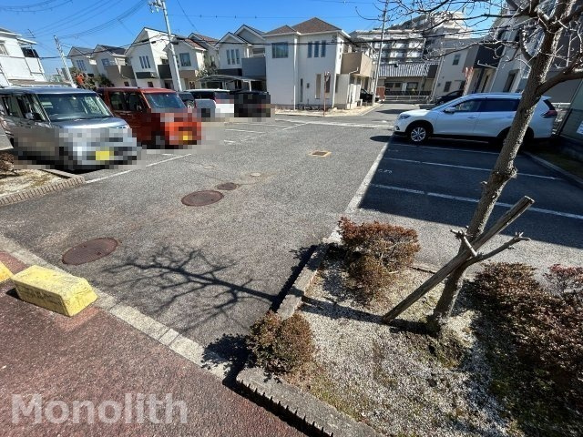 フォーレス高松の駐車場
