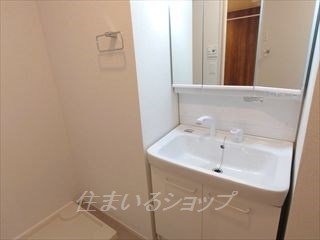 ショコラⅠの洗面所|三面鏡付きシャンプードレッサー