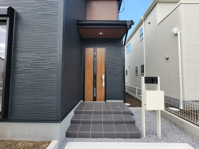 【LiveleGarden】宇都宮市鶴田町 第24 全2棟の玄関|〇1号棟　玄関ポーチ〇
雨の日でも安心な屋根付き、人感センサー照明付き玄関ポーチ。カードキー対応、お荷物の多い日でもラクラク開錠！シンプルかつスタイリッシュなポストが標準装備。
※2026年8月撮影