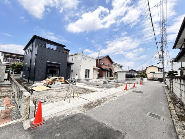 【LiveleGarden】宇都宮市鶴田町 第24 全2棟の前面道路含む現地写真|〇分譲地〇
建築中の工程を確認できるのがは今ならではのメリットです。
周辺環境を含め、今からチェックがおすすめです。
先ずはお気軽にお問合せください！
※2026年7月撮影