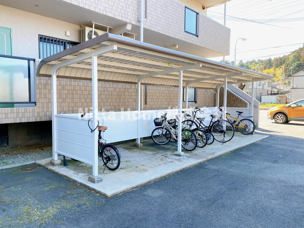 パレス真帆のエントランス|屋根付きの駐輪場は無料です♪