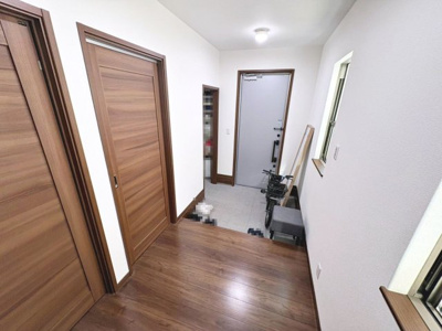 【玄関】 | 河原町　中古一戸建 | 【玄関】ゆとりの玄関ですよ！靴の脱ぎ履きがしやすいですね！