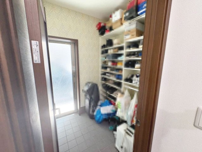【内装】 | 河原町　中古一戸建 | シューズインクローゼットございます！靴やアウトドア用品・ベビーカーも収納出来ますよ！駐車場からも出入り可能です♪