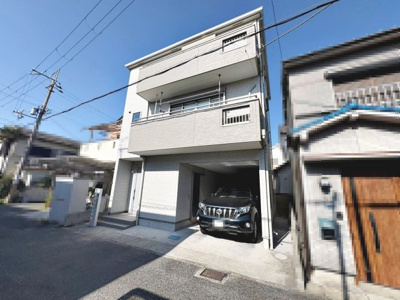 【駐車場】 | 河原町　中古一戸建 | ビルトインガレージ！雨の日も愛車が濡れにくく嬉しいですね♪
