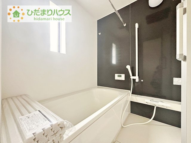 【浴室】 | 下妻市鬼怒第7　新築戸建 | 何歳まで一緒に入ってくれるだろうか・・・。
広いお風呂は、お子様と一緒に入るバスタイムがより楽しくなります。