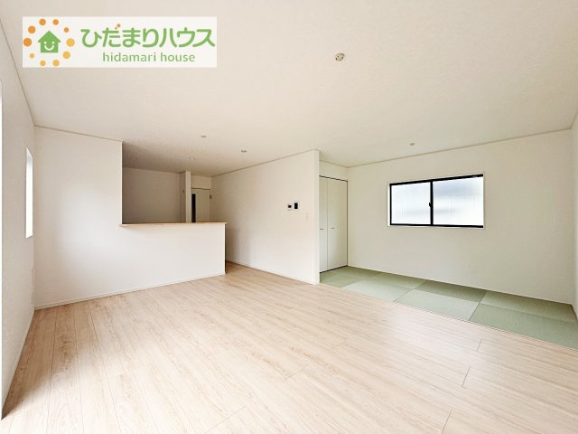 【居間・リビング】 | 下妻市鬼怒第7　新築戸建 | リビングの窓からはあたたかな日差しが差し込みます(*'▽')