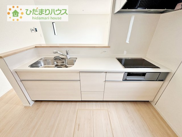 【キッチン】 | 下妻市鬼怒第7　新築戸建 | 3口コンロと収納豊富なキッチンで、ママの毎日のお料理もはかどります☆