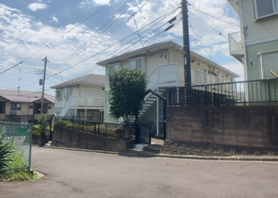 【外観】 | 明王事業用 | 現地に行くなら、物件の周囲の地形がどうなっているかを見ることも大切です。周辺より低くなっている土地では、大雨などで水が集まりやすいため、地盤が弱くなっているということも考えられるため、注意が必要です。
