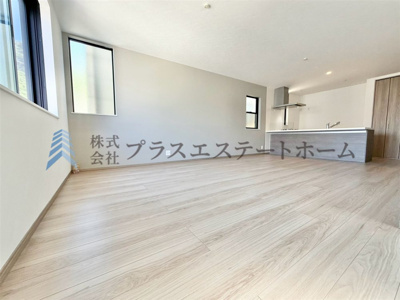 【居間・リビング】 | 長田区上池田1丁目Ⅴ　新築戸建 | LDKは19.6帖確保♪大きな窓からの採光で明るい空間です♪