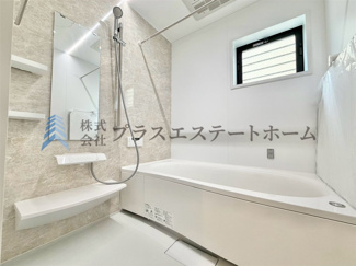 【浴室】 | 長田区上池田1丁目Ⅴ　新築戸建 | 窓付きの浴室は採光、換気、開放感の向上などの多くのメリットがあります♪
